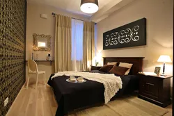 Современный интерьер спальни с коричневой мебелью