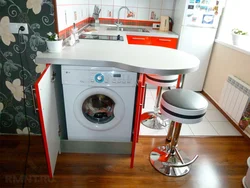 Убудаваная машынка пральная на кухні фота