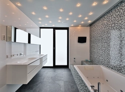Интерьер ванных комнат потолок