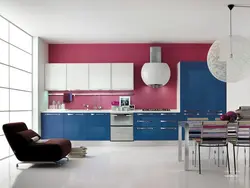 Интерьер кухни с синим фасадом