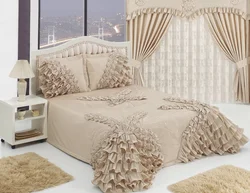 Yataq örtüyü ilə müasir üslubda yataq otağı üçün pərdələrin fotoşəkili