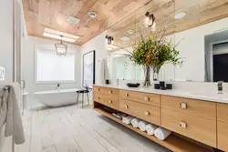 Ванна бөлмесінің дизайны ағаш фотосуреті бар ақ түсті