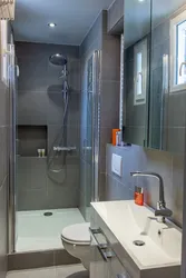 Современная маленькая ванная с душевой кабиной фото
