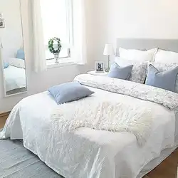 Как красиво заправить кровать в спальне двуспальную фото