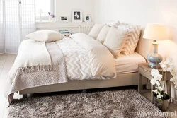 Как красиво заправить кровать в спальне двуспальную фото