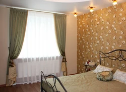 Combination of wallpaper and curtains in the bedroom interior