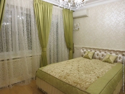 Combination of wallpaper and curtains in the bedroom interior