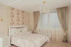 Combination of wallpaper and curtains in the bedroom interior