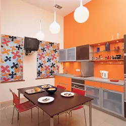 Серые обои и оранжевая кухня фото