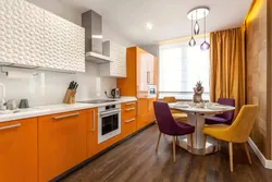 Серые обои и оранжевая кухня фото
