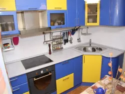 Сіняя жоўтая кухня дызайн
