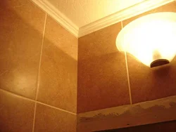 Plinth on the ceiling in the bathtub photo
