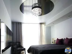 Дизайн одноуровневого натяжного потолка в спальне