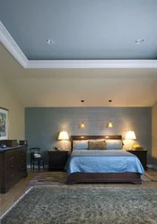 Дизайн одноуровневого натяжного потолка в спальне