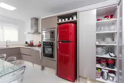 Халадзільнік у сярэдзіне кухні фота