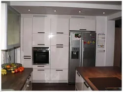 Холодильник в середине кухни фото