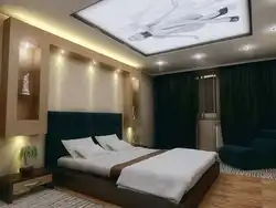 Дизайн потолка в спальне дома