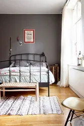 Дызайн спальні з металічным чорным ложкам