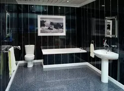 Ванная комната из пластиковых панелей дизайн в деревянном доме