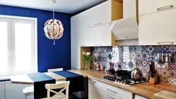 Белая кухня с синим фартуком фото