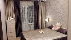 How to choose curtains to match wallpaper with flowers in the bedroom photo