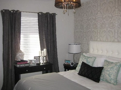 How to choose curtains to match wallpaper with flowers in the bedroom photo