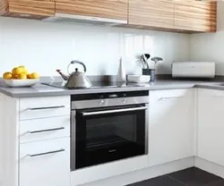 Белая варачная і духавая шафа на кухні фота