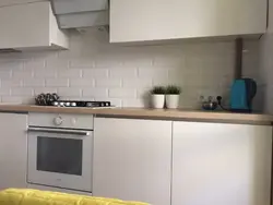 Белая варочная и духовой шкаф на кухне фото