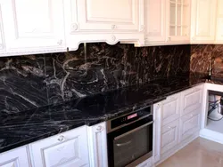 Акси ошхона бо countertop сиёҳ ва акс пешдоман