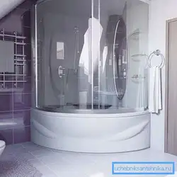 Угловая ванна с душем в интерьере