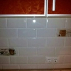 Laying tiles in the kitchen photo
