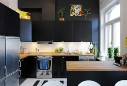 Черный кухонный гарнитур в маленькую кухню фото