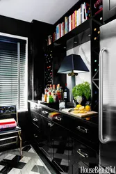 Черный кухонный гарнитур в маленькую кухню фото