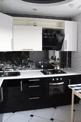 Чорны кухонны гарнітур у маленькую кухню фота