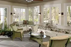 Terrasa çıxışı olan bir evdə oturma otağının mətbəxi üçün dizayn layihəsi