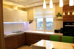 Современный дизайн кухни в доме с окном