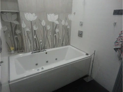 Хрущевтегі ванна бөлмесі ПВХ панельдері бар фотосурет