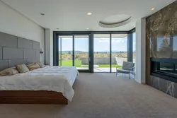 Дизайн спальни с большим окном