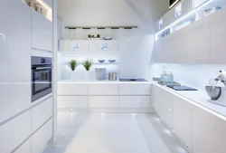 Интерьер белой глянцевой угловой кухни