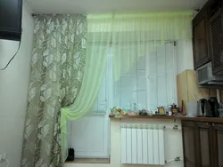 Фота шторы на акно на кухні з выхадам