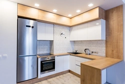 Кухня угловая дизайн с холодильником в светлых тонах
