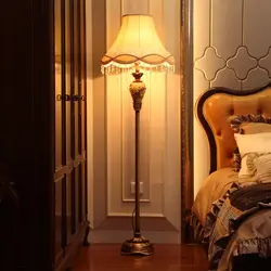 Daxili yataq otağında döşəmə lampası