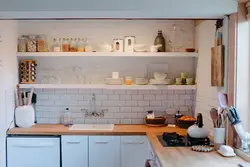 Дизайн кухни с открытыми полками и шкафами