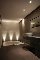 Шағын ваннаға арналған ванна бөлмесінің жарықтандыру фотосуреті