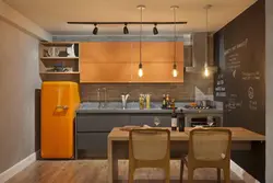 Дизайн кухни с оранжевым холодильником
