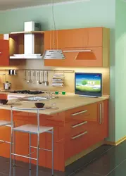 Дызайн кухні з аранжавым халадзільнікам