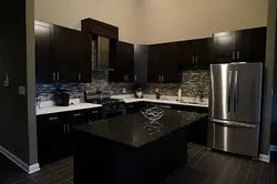 Интерьер кухни с темной плиткой фото