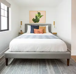 Дизайн маленькой спальни с двуспальной кроватью