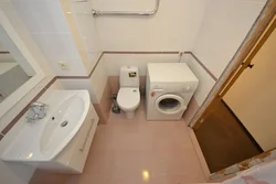 Panel evində tualetlə birləşdirilmiş banyonun dizaynı