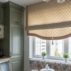 Рымскія шторы на пластыкавыя вокны на кухню фота